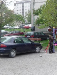 Майки и малчугани са принудени да маневрират между паркирани автомобили. Сн.: БГНЕС