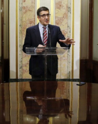 Председателят на долната камара на испанския парламент Пачи Лопес обявява на 26 април резултата от разговора си с крал Фелипе. Сн.: EPA/БГНЕС
