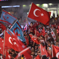 В Истанбул да се избягват площад „Таксим”, площада пред двореца Долмабахче, където се провеждат многолюдни демонстрации. Сн.: EPA/БГНЕС