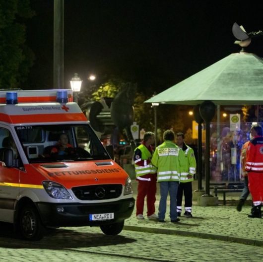 Линейка в Ансбах на мястото на взрива, в който бяха ранени 12 души, а атентаторът загина. Сн.: EPA/БГНЕС