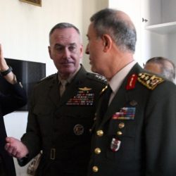 Ген. Джоузеф Дънфорд (вляво) разговаря с началника на турския Генерален щаб Хулуси Акар. Сн.: EPA/БГНЕС