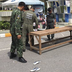 Тайландски полицаи работят на мястото на днешните експлозии в Хуа Хин. Сн.: БТА