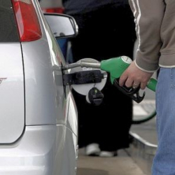 В продължителна процедура КЗК ще установи дали са били ощетявани купувачите на горива. Сн.: EPA/БГНЕС