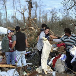 Доброволци помагат в Хетисбърг, Мисисипи на хора, чийто дом е унищожен от торнадо. Сн.: БТА