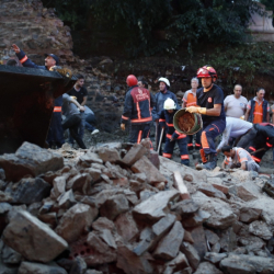 Спасителен екип в Истанбул работи при срината от бурята стена. Сн.: БТА