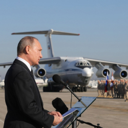 ”Приятели, родината ви очаква”, обърна се Владимир Путин към военните от авиобаза ”Хмеймим”. Сн.: БТА