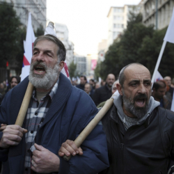Привърженици на Комунистическата партия в Гърция протестират против планираните мерки за икономии. Сн.: БТА