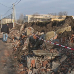Триметрова ограда на строителната гимназия в Хасково падна и затрупа улицата. Сн.: bTV Media Group