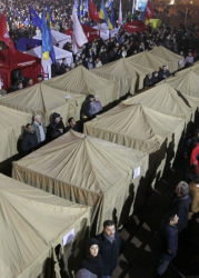 Хиляди украинци излязоха на протест в Киев и издигнаха палатков лагер. Сн.: EPA/БГНЕС