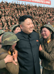 Ким Чен-ун ръководи ракетно учение и се снима с участниците в него. Сн.: EPA/БГНЕС