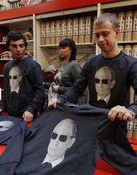 Образът на Владимир Путин често се появява върху дрехи. Сн.: EPA/БГНЕС