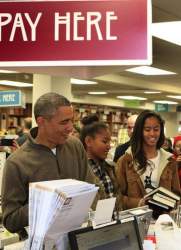 Барак Обама си купи книги във вашингтонска книжарница. Сн.: EPA/БГНЕС