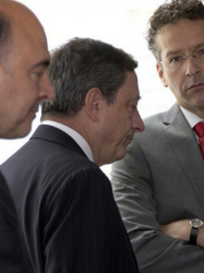 Еврокомисарят по финансите Пиер Московиси, президентът на ЕЦБ Марио Драги и президентът на Еврогрупата Йерун Дейселблум. Сн.: EPA/БГНЕС