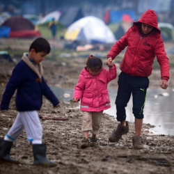 Стотици хиляди деца са въвлечени в бежански потоци заради конфликтите по света. Сн.: EPA/БГНЕС