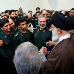 Членове на Корпуса на гвардейците на ислямската революция в среща с върховния духовен лидер на Иран Али Хаменей. Сн.: EPA/БГНЕС