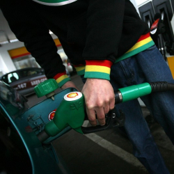 Водещите вериги бензиностанции у нас не бързат да снижават цените на дребно. Сн.: БГНЕС