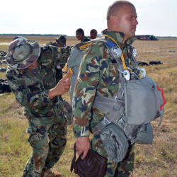 На летище „Балчик” военнослужещи от бригада „Специални сили” изпълняват парашутни скокове. Сн.: БТА