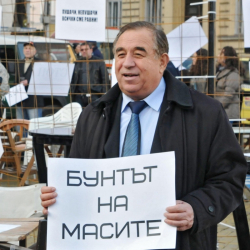 Благой Рагин през ноември 2012 г. на протест срещу забраните за тютюнопушене в заведенията. Сн.: Bulphoto