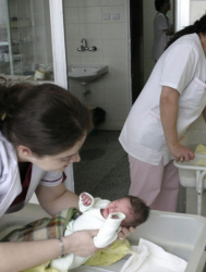 През миналата година 14 413 бебета са проплакали в София. Сн.: Bulphoto