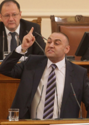 Хюсеин Хафъзов от ДПС размаха пръст от трибуната и се закани да не спазва забраната. Сн.: БГНЕС