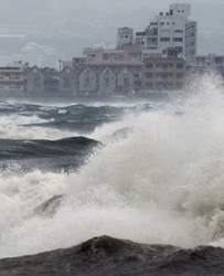Тайфунът ”донесе” 14-метрови вълни по крайбрежието на Япония. Сн.: EPA/БГНЕС