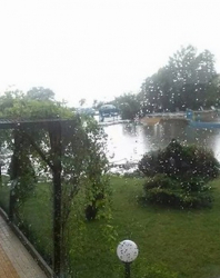 Поройният дъжд в Приморско наводни десетки хотели и магазини вчера. Сн.: БГНЕС