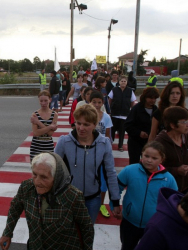 Деца и възрастни многократно блокираха пътя в знак на протест. Сн.: БГНЕС