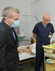 Д-р Петър Москов на посещение в болница. Сн.: Facebook