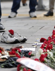 Хората оставят цветя и обувки на мястото на атентатите. Сн.: EPA/БГНЕС