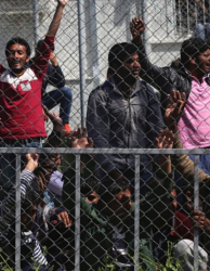Мигрантите в Пирея протестират и не искат да бъдат върнати в Турция, както предвижда споразумението. Сн.: EPA/БГНЕС
