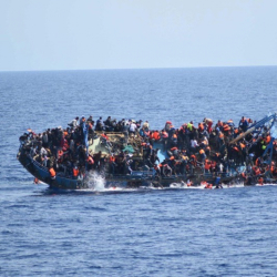 Корабче с близо 570 мигранти се обръща в Сицилийския пролив на 25 май 2016 г. Сн.: EPA/БГНЕС