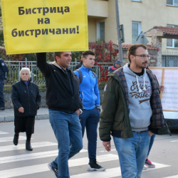 Преди два дни протестиращите се събраха пред стадиона на село Бистрица. Сн.: Bulphoto
