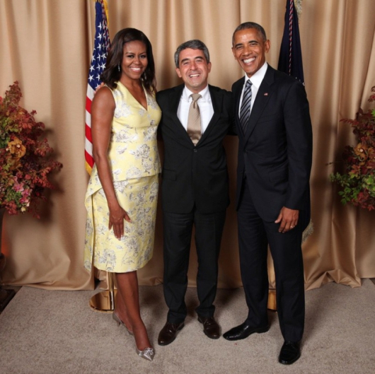 Президентът Росен Плевнелиев се снима с Мишел и Барак Обама по време на посещението си в САЩ през септември. Сн.: Официален профил в Туитър