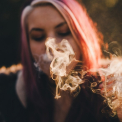 У нас момичетата пушат повече. Сн.: Shutterstock