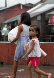 В 22 провинции във Филипините са отменени учебните занятия. Сн.: EPA/БГНЕС