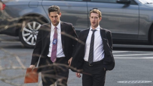 Босът на Фейсбук Марк Зукърбърг пристига на срещата