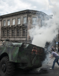 Горяща военна машина след битка между правителствени сили и опълченци в Мариопул. Сн.: БТА