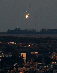 Израелската армия обстрелва Газа четвърти ден. Сн.: EPA/БГНЕС