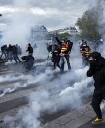 124 души са били задържани при вчерашните протести във Франция. Сн.: EPA/БГНЕС