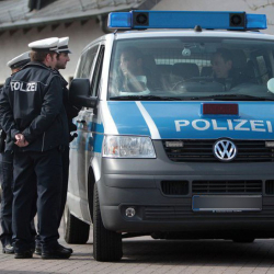Германски полицаи заловиха мигранта, заявил, че харесва ИД, след преследване. Сн.: EPA/БГНЕС