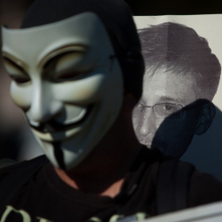 Протестър изразява солидарността си с Едуард Сноудън. Сн.: Getty Images/Guliver Photos