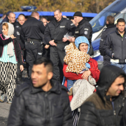 Бежанци в лагера в Харманли. Амнести отчита, че България е приела подход за ограничаване броя на мигрантите и бежанците. Сн.: БТА