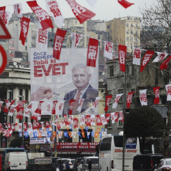 Плакати с лика на премиера на Турция Бинали Йълдъръм и призиви да се гласува с ”Да” на референдума (Evet - на турски). Сн.: БТА