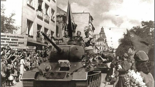Пропаганден колаж, показващ влизането на съветските войски у нас