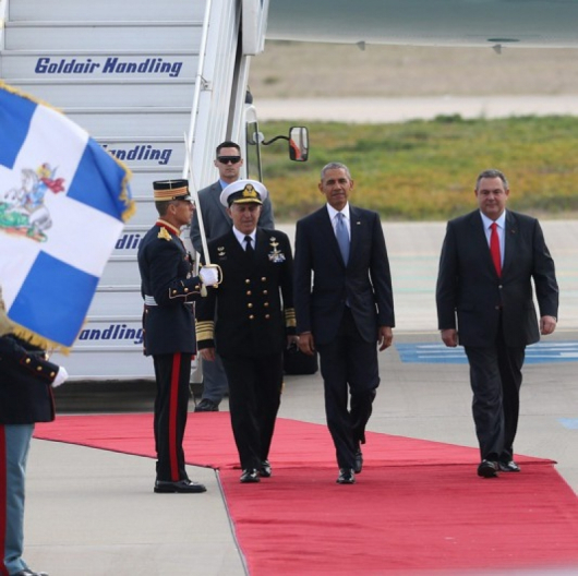 Барак Обама на летището в Атина заедно с гръцкия военен министър Панос Каменос (вдясно). Сн.: EPA/БГНЕС