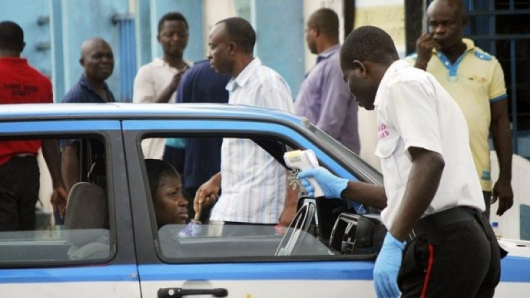 Представител на здравните власти в Нигерия преглежда минувачи за симптоми на смъртоносния вирус. Снимка: EPA