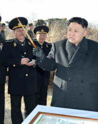 Ким Чен-ун и всички генерали се включили в тренировките на армията, но той пострадал. Сн.: EPA/БГНЕС