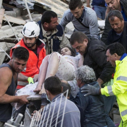 Спасителни действия в Аматриче след земетресението в Централна Италия. Сн.: EPA/БГНЕС