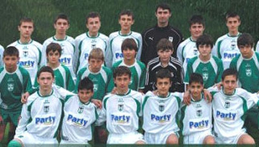 С. Креболиев /отдясно на треньора Т. Лулейски на третия ред/ записа мечтан дебют за България
