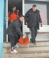 Домакинът Румен Тодорин лисва кофата с вода пред наставника Юри Васев на излизане от съблекалнята